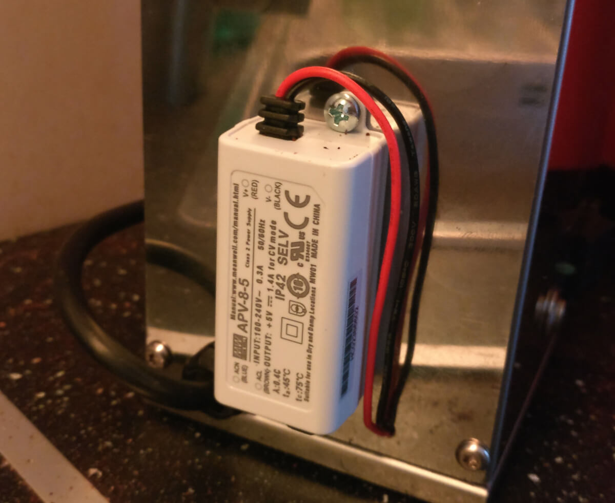 Kleines Schaltnetzteil zur Versorgung des Arduino etc. „huckepack“ auf der Rückseite der Maschine montiert.